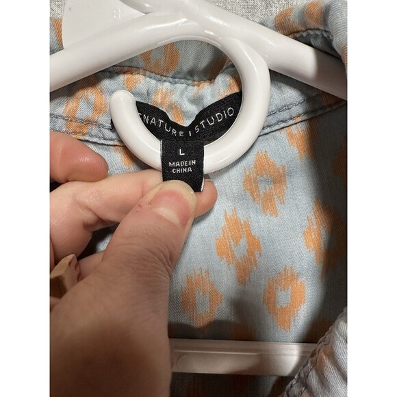 SIGNATURE STUDIO Womens Large Button Down Shirt Blue Orange Pattern Chambray - Picture 3 of 8